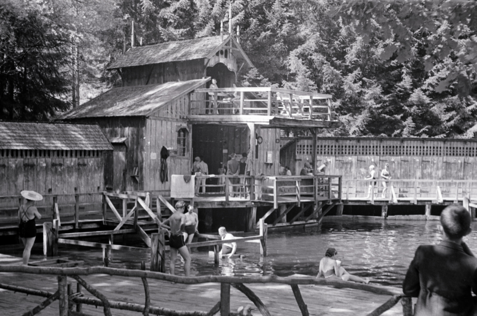 Romania,Transylvania, Sovata, Szovátafürdő, Medve-tó., 1941, Aszódi Zoltán, beach, changing cabin, Fortepan #174139