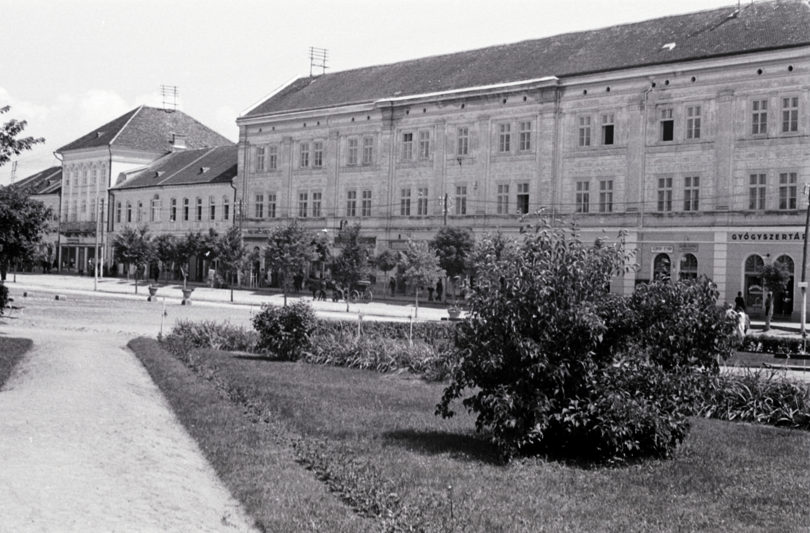 Romania,Transylvania, Seregélyes, Szabadság tér, szemben a Székely Mikó Kollégium épülete., 1941, Aszódi Zoltán, Fortepan #174155