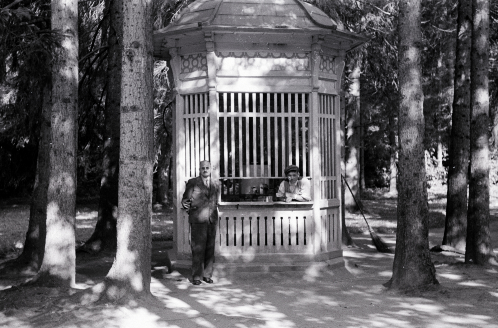 Romania,Transylvania, Vâlcele, ivókút., 1941, Aszódi Zoltán, leaning out of the window, Fortepan #174165