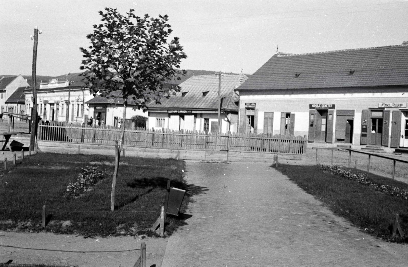 Romania,Transylvania, Covasna, Fő tér, bal szélen a volt Kaszinó és étterem épülete., 1941, Aszódi Zoltán, Fortepan #174168