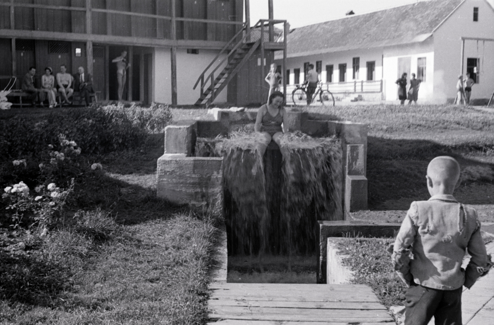 Romania,Transylvania, Covasna, strand., 1941, Aszódi Zoltán, bath, hands in pockets, flower bed, changing cabin, Fortepan #174170