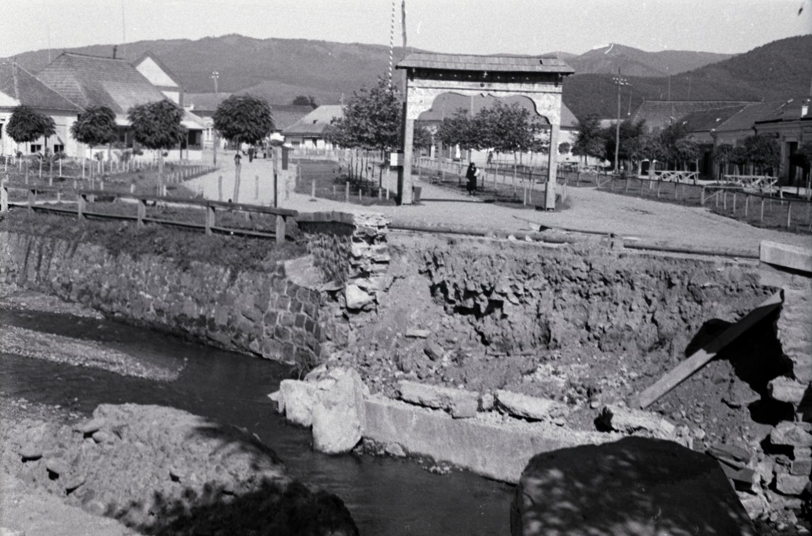 Romania,Transylvania, Covasna, a Kovászna-patak partja, leomlott híd a Fő térnél., 1941, Aszódi Zoltán, sekler gate, Fortepan #174171