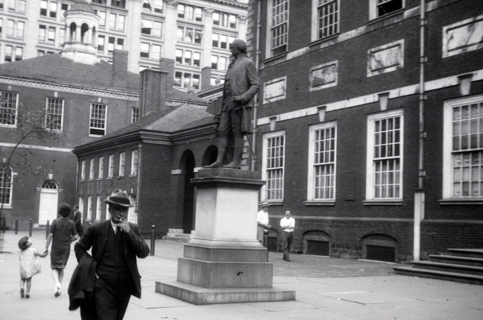 USA, Philadelphia, Chestnut Street, középen George Washington szobra (Joseph Bailey, 1869.), jobbra az Independence Hall., 1929, Aszódi Zoltán, Fortepan #174176