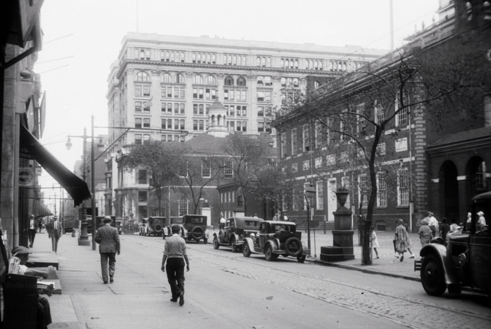 USA, Philadelphia, Chestnut Street a Déli 6. utca felől nézve. Jobbra az az Independence Hall, előtte George Washington szobra., 1929, Aszódi Zoltán, Fortepan #174177