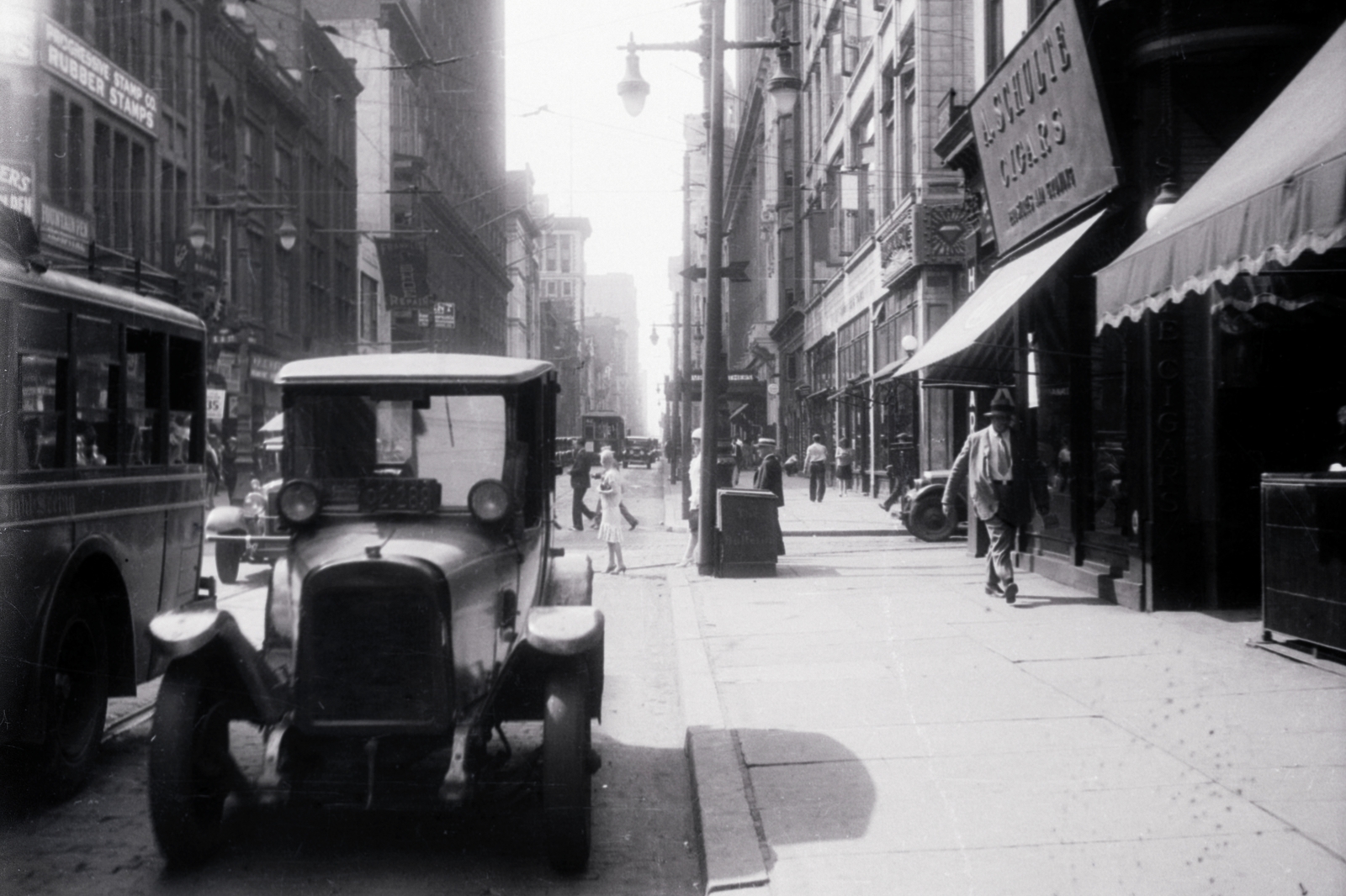 Amerikai Egyesült Államok, Pennsylvania állam, Philadelphia, Chestnut Street, az előtérben a 8. utca kereszteződése., 1929, Aszódi Zoltán, automobil, járda, Fortepan #174180