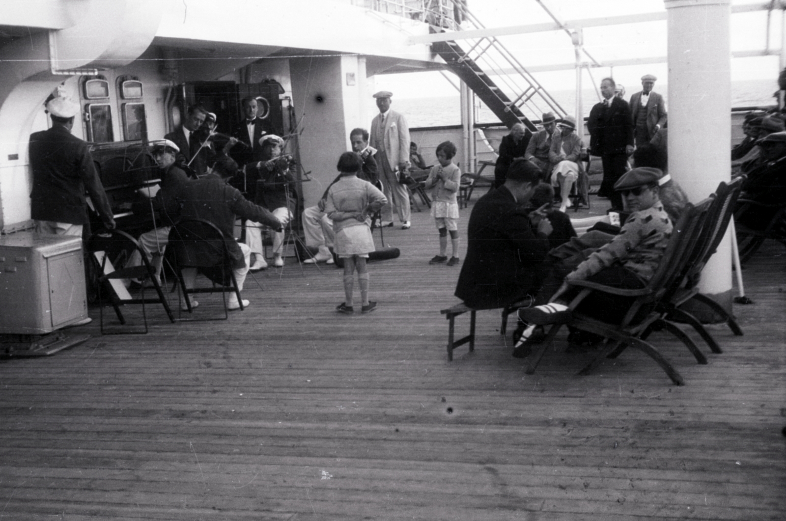 a felvétel az RMS Aquitania óceánjáró hajó fedélzetén készült az Atlanti-óceánon, Liverpool és az Amerikai Egyesült Államok között., 1929, Aszódi Zoltán, strip floor, deck chair, violin, Fortepan #174181