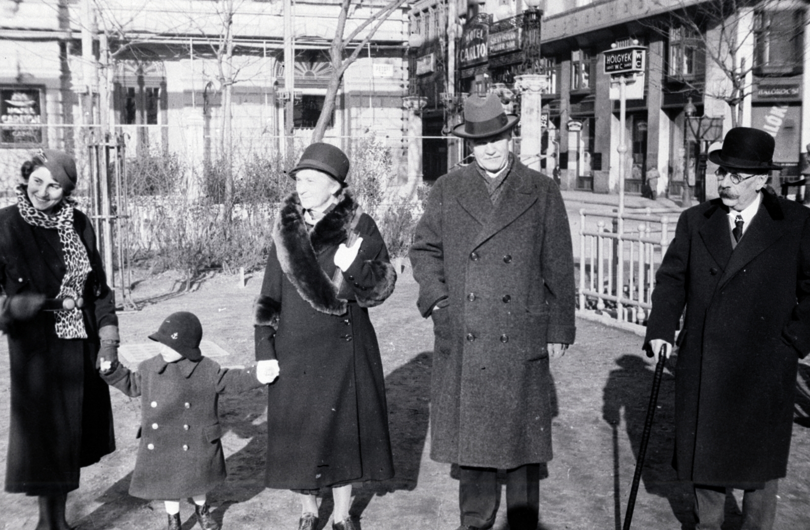 Hungary, Budapest V., Petőfi tér, háttérben jobbra az Apáczai Csere János (Mária Valéria) utca, szemben a Carlton Hotel., 1936, Aszódi Zoltán, Budapest, hold hands, double-breasted coat, fur, winter coat, Fortepan #174192