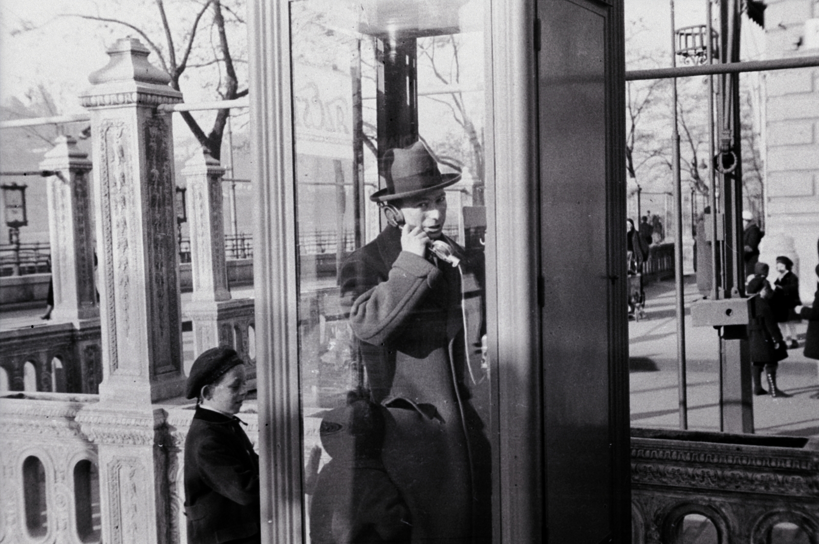 Magyarország, Budapest V., Petőfi tér, balra a Dunakorzó, jobbra a Carlton Hotel sarka, 1936, Aszódi Zoltán, Budapest, Fortepan #174194