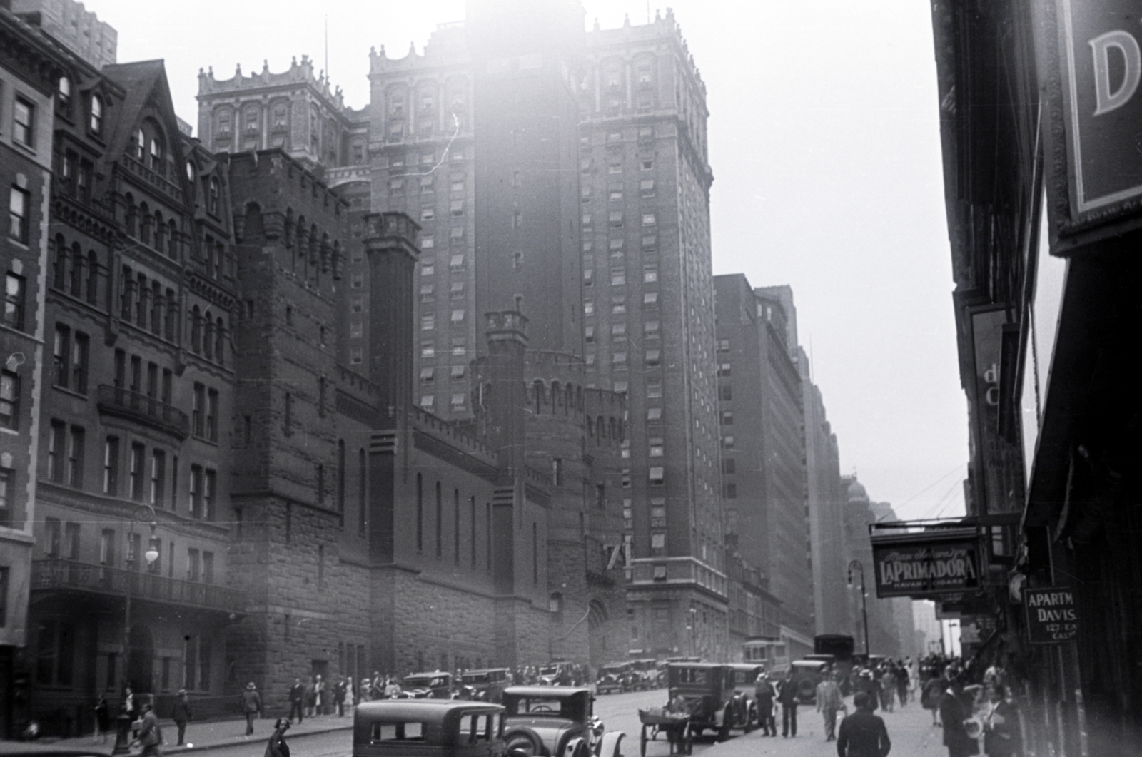 Amerikai Egyesült Államok, New York, Keleti 34. utca a Lexington Avenue-tól a Park Avenue felé nézve, balra az előtérben az egykor a 71. ezred részére épített fegyverraktár (mára lebontva)., 1929, Aszódi Zoltán, eltűnt, utcakép, Fortepan #174199