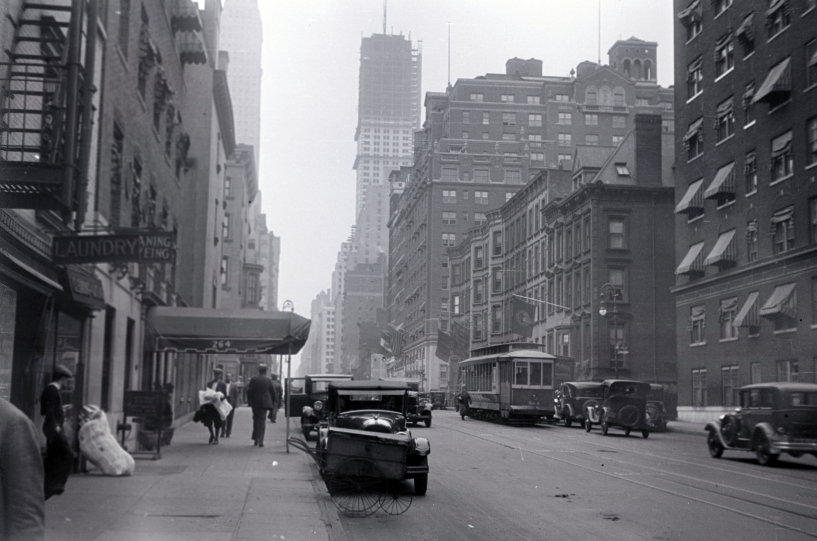 USA, New York, Manhattan, Lexington Avenue, szemben a Keleti 42. utca kereszteződésénél az épülő Chrysler Building., 1929, Aszódi Zoltán, Fortepan #174200