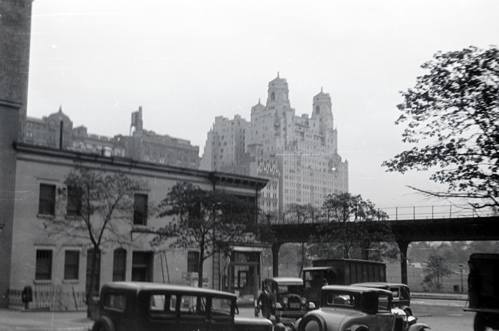 Amerikai Egyesült Államok, New York, a Nyugati 79. utca torkolata a Colombus sugárútnál, jobbra a távolban a Central Park, középen a háttérben a The Beresford luxustársasház., 1929, Aszódi Zoltán, felhőkarcoló, Fortepan #174201