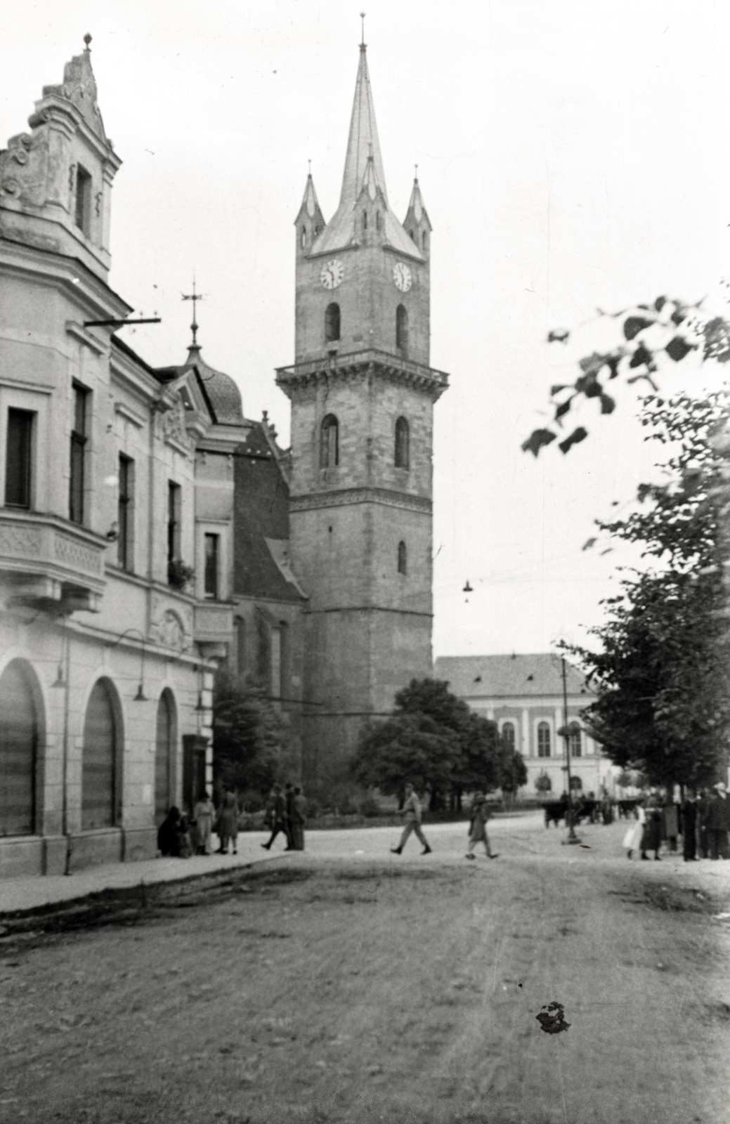 Romania,Transylvania, Bistrița, az evangélikus templom az Erszény utca (Strada Dornei) felől nézve., 1941, Aszódi Zoltán, church clock, dirt road, steeple, Fortepan #174203