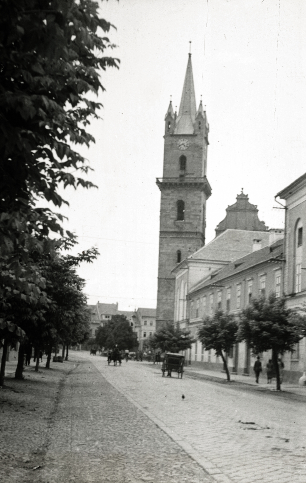 Románia,Erdély, Beszterce, az evangélikus templom a Fa utca (Strada Liviu Rebreanu) felől nézve., 1941, Aszódi Zoltán, színes, toronyóra, Fortepan #174209