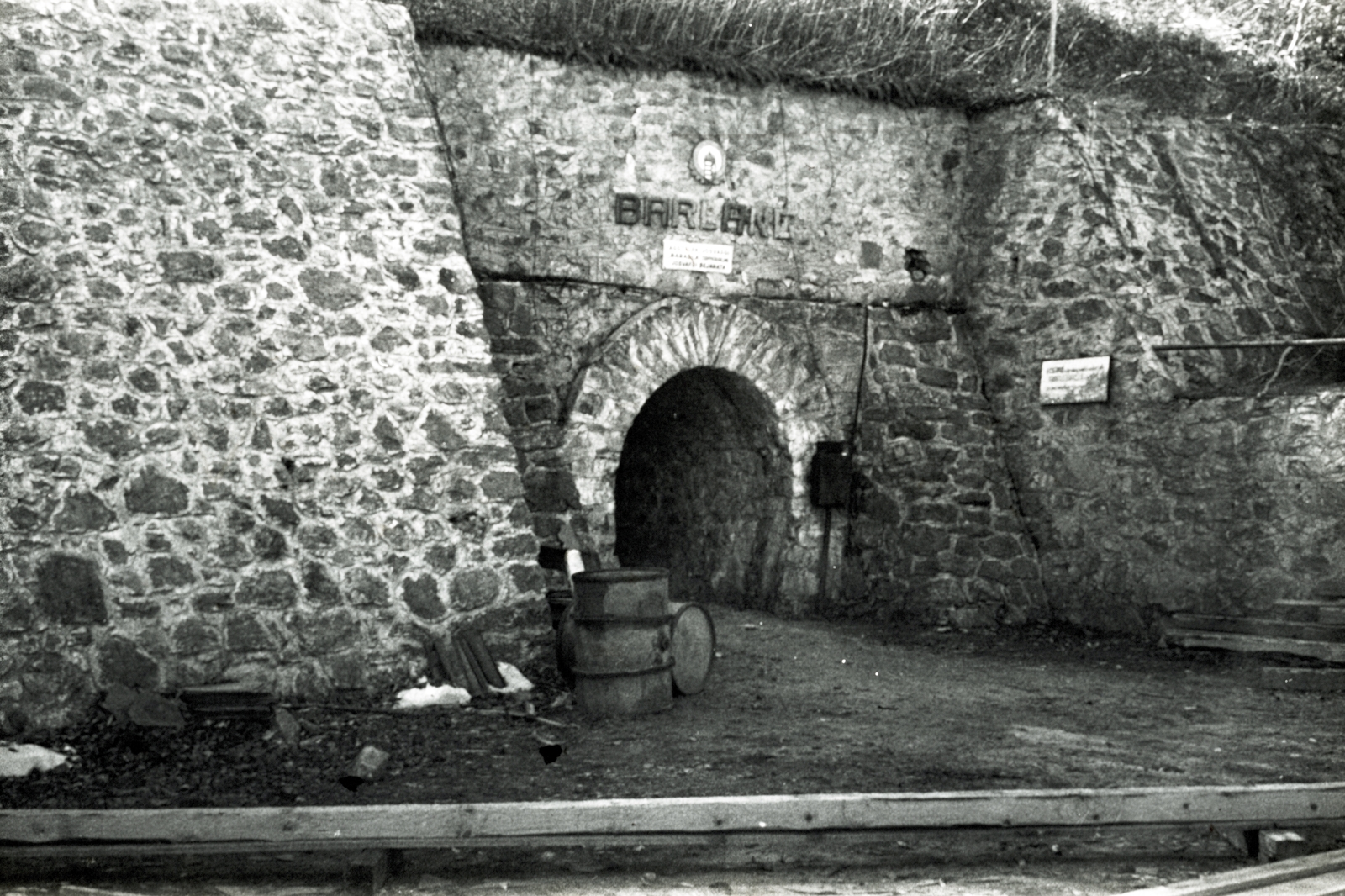 Hungary, Jósvafő, a Baradla cseppkőbarlang bejárata., 1941, Aszódi Zoltán, barrel, cave, Fortepan #174214