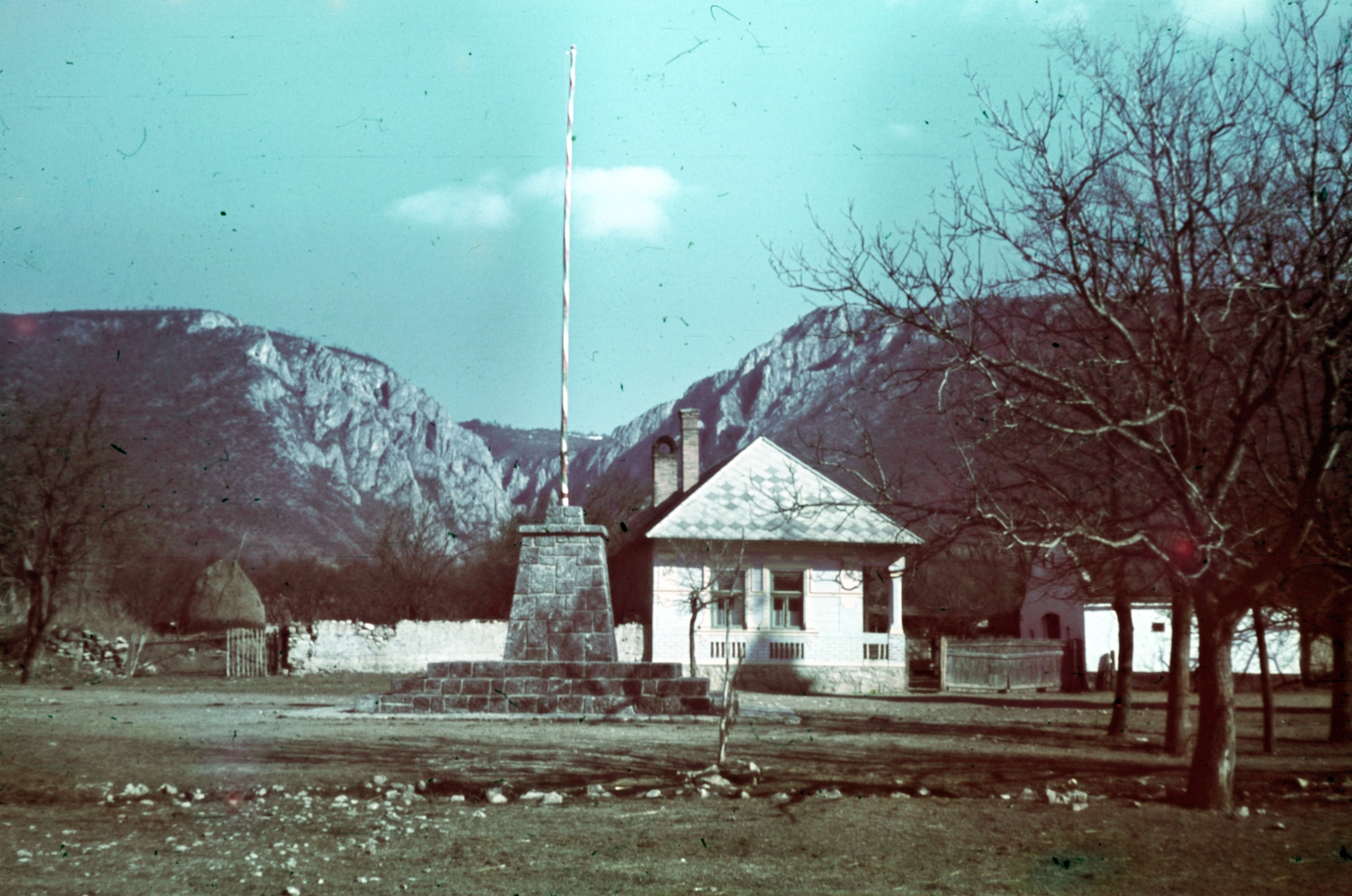 Slovakia, Dvorníky - Včeláre, Szádudvarnok (egykor önálló, ma a község része), országzászló, háttérben a Szádelői-völgy bejárata., 1941, Aszódi Zoltán, colorful, Fortepan #174216