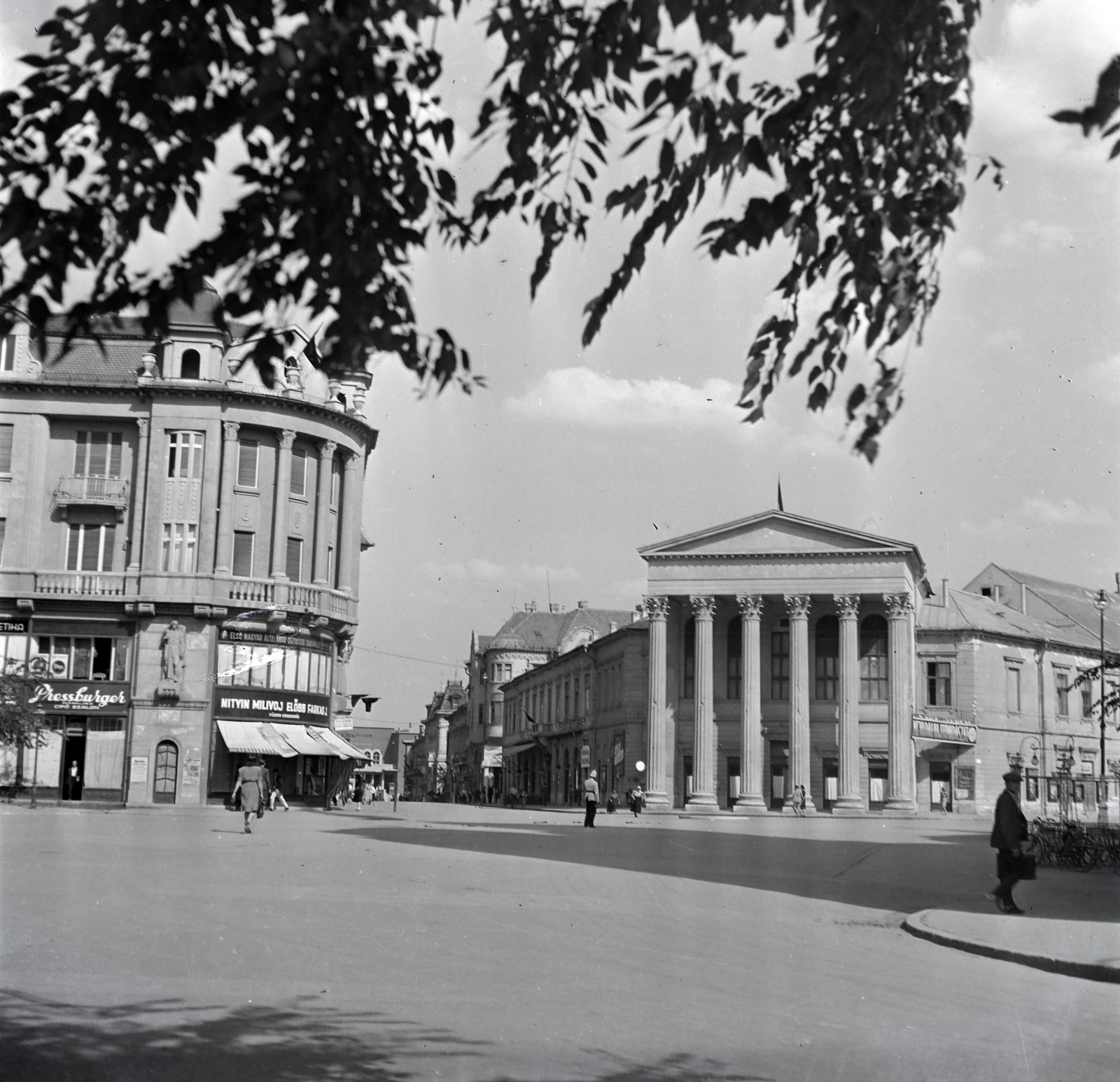 Serbia, Subotica, Szabadság tér (Trg Slobode), jobbra a Népszínház (volt Városi Színház)., 1942, Előd Erika, Fortepan #174283