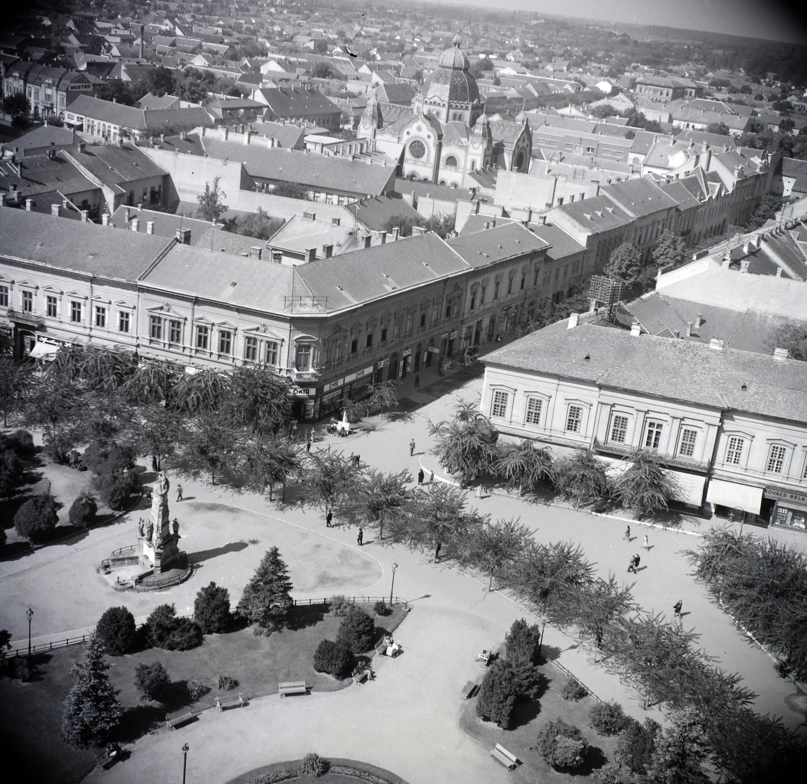 Serbia, Subotica, Szabadság tér (Trg Slobode), kilátás a Városháza tornyából a Batthyány utca (ulica Dimitrija Tucovica) torkolata felé., 1942, Előd Erika, Fortepan #174284