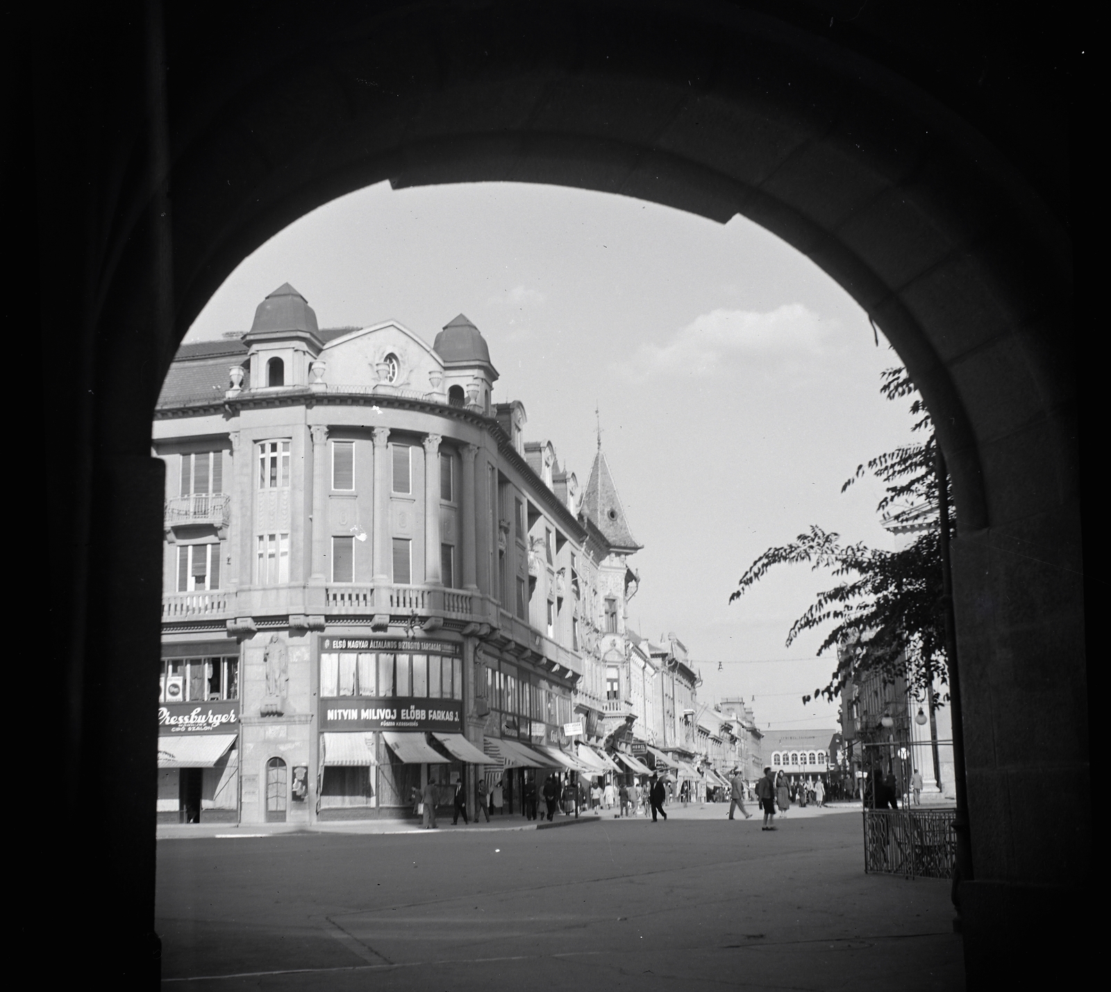 Serbia, Subotica, Szabadság tér (Trg Slobode), kilátás a Városháza árkádja alól a Kossuth utca (Korzo) felé., 1942, Előd Erika, Fortepan #174286