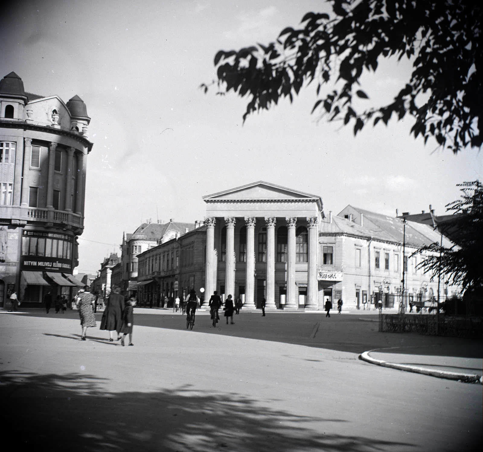 Serbia, Subotica, Szabadság tér (Trg Slobode), jobbra a Népszínház (volt Városi Színház)., 1942, Előd Erika, Fortepan #174288