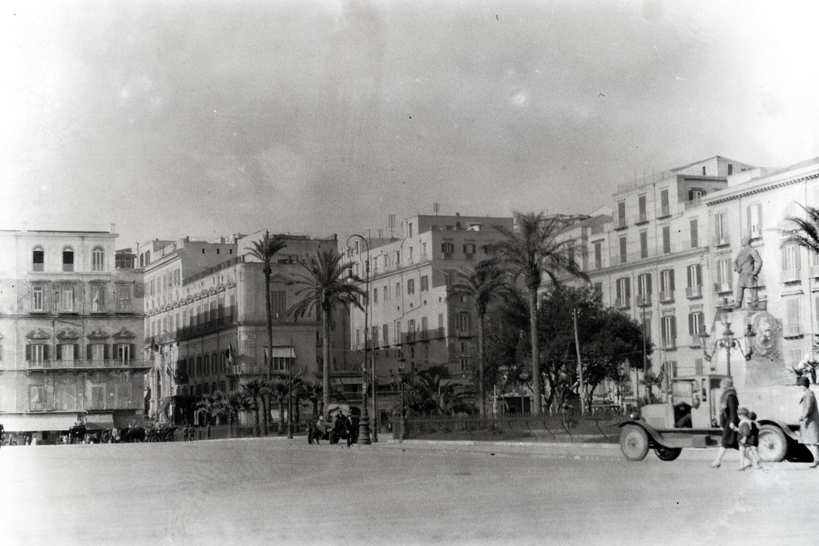 Italy, Naples, a Piazza Vittoria a Via Francesco Caracciolo felől nézve, szemben kissé balra a Via Calabritto torkolata. Jobbra báró Giovanni Nicotera olasz politikus emlékműve (Francesco Jerace, 1902.)., 1923, Előd Erika, palm tree, Fortepan #174297