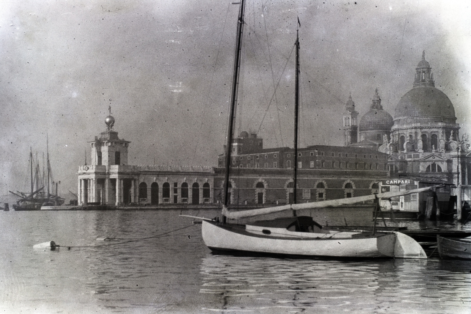 Olaszország, Velence, szemben a Vámház és a Santa Maria della Salute fogadalmi templom., 1923, Előd Erika, Fortepan #174300