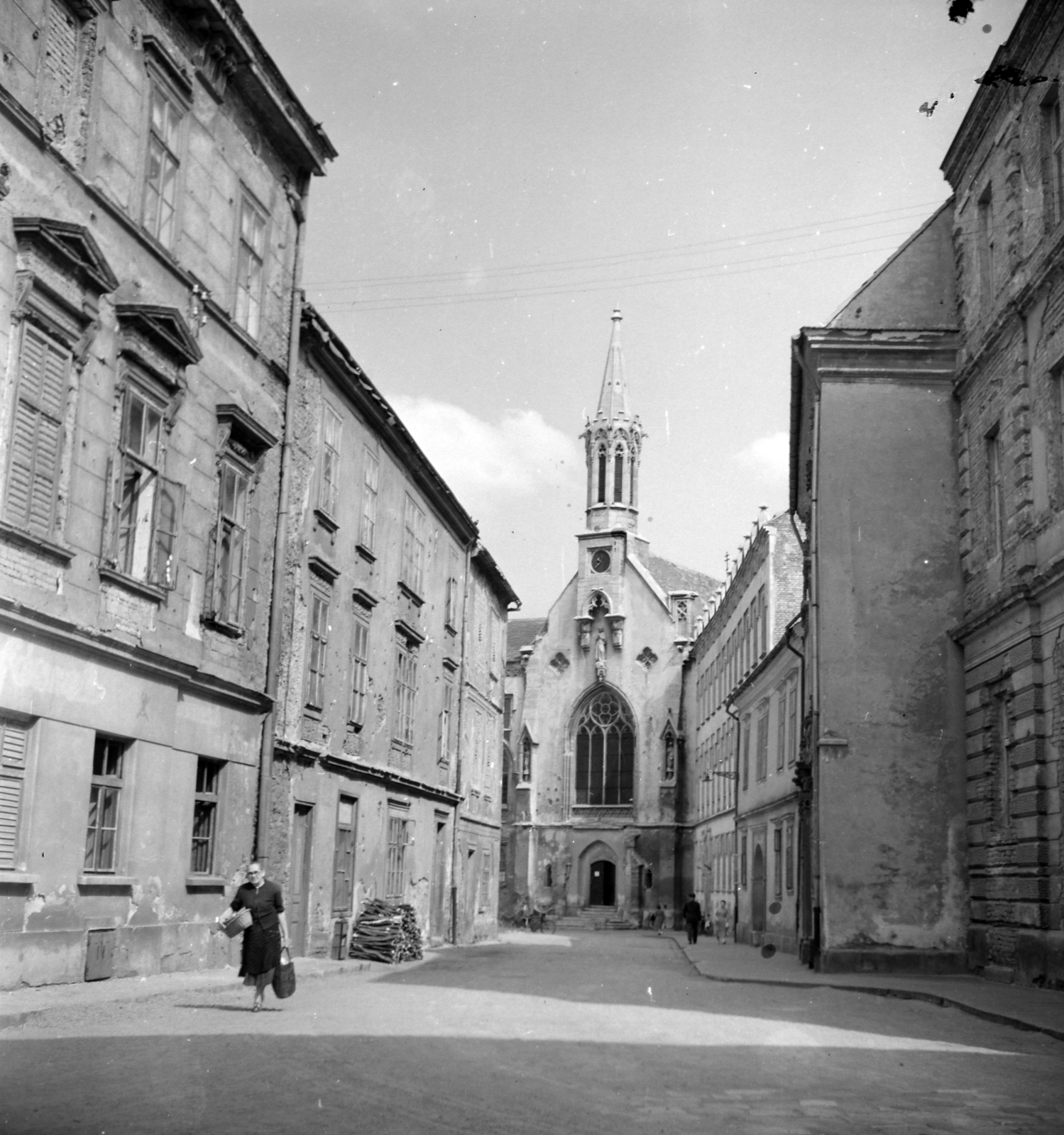 Hungary, Sopron, Fegyvertár utca, szemben a Szent Orsolya-templom., 1955, Előd Erika, street view, church, Fortepan #174307