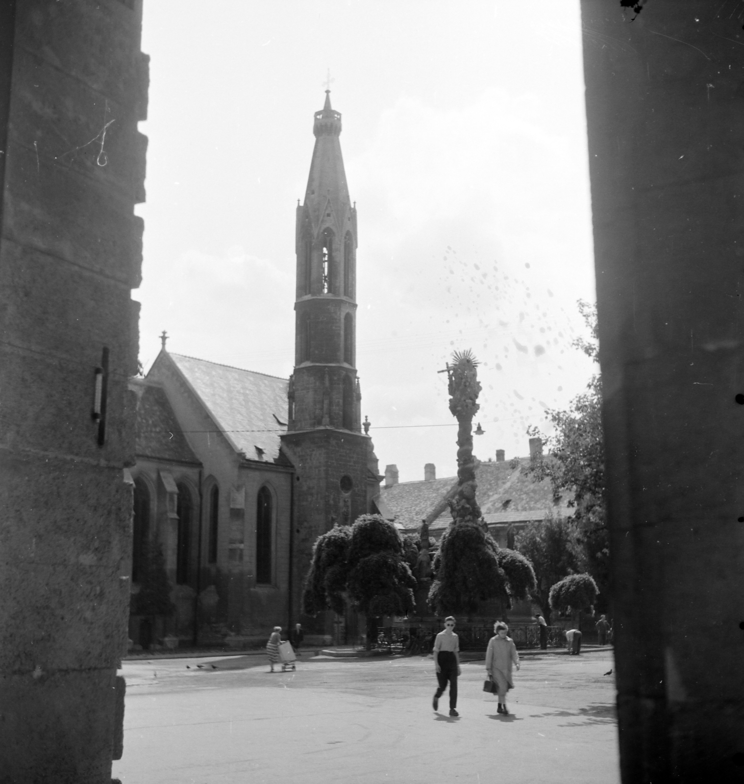Hungary, Sopron, Fő (Beloiannisz) tér a Városháza árkádja alól nézve. Szemben a bencés templom (Kecske templom), előtte a Szentháromság-szobor., 1955, Előd Erika, Holy Trinity Statue, Fortepan #174309
