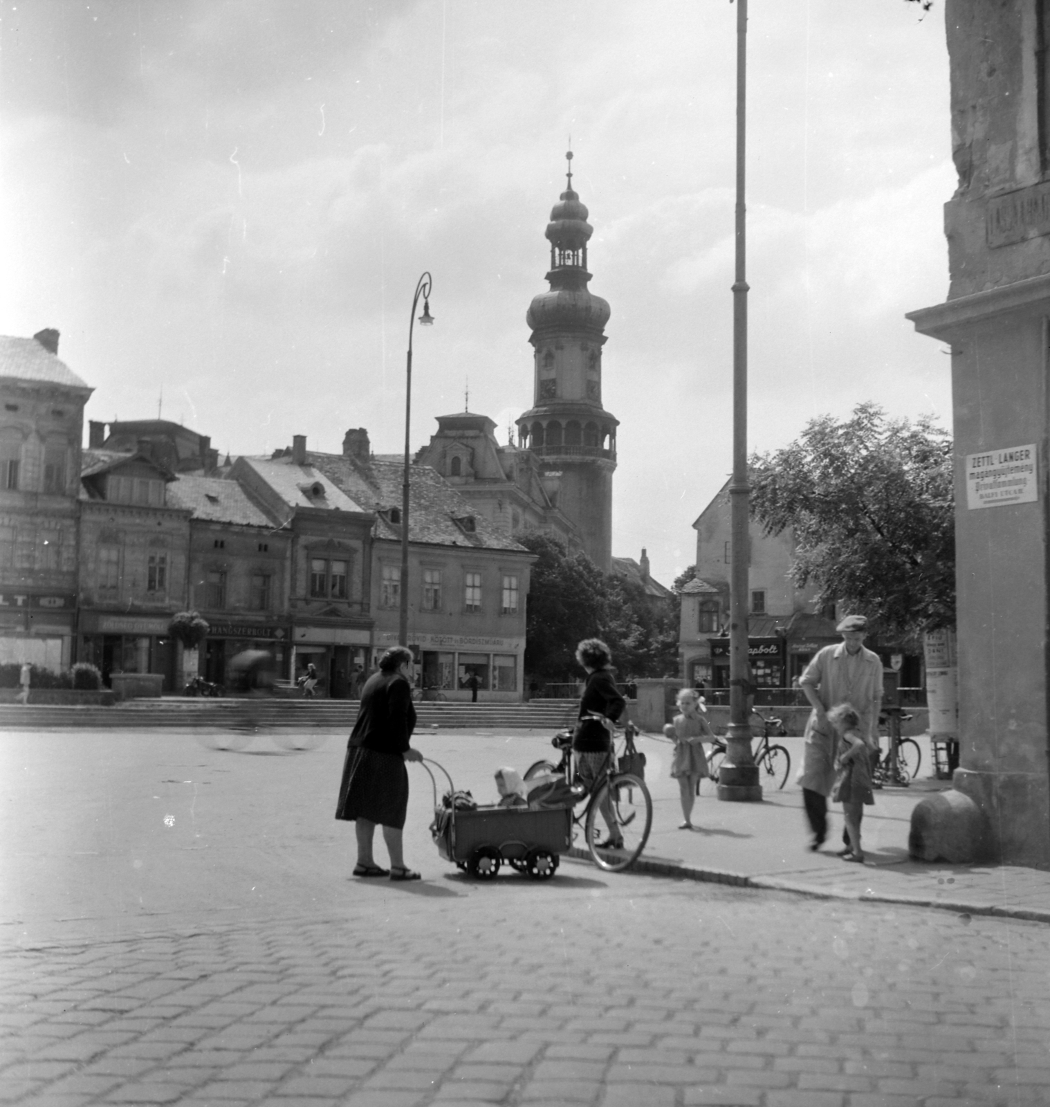 Hungary, Sopron, Várkerület (Lenin körút), az Előkapu és a Tűztorony az Ikvahídtól nézve., 1955, Előd Erika, baby carriage, genre painting, bicycle, Fortepan #174313