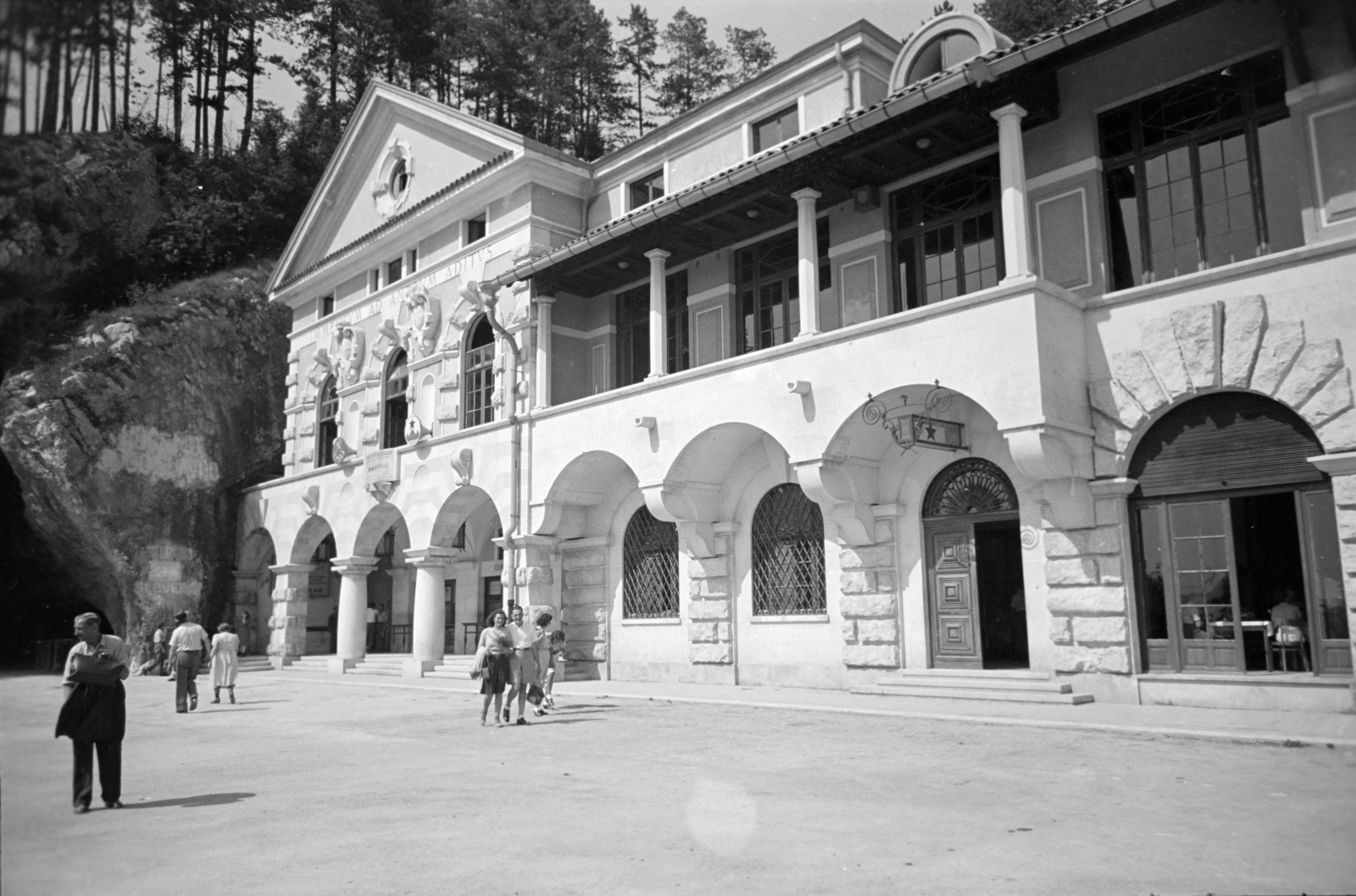 Slovenia, Postojna, a cseppkőbarlang bejárati épülete., 1955, Előd Erika, Yugoslavia, main entrance, architectural ornament, Fortepan #174319