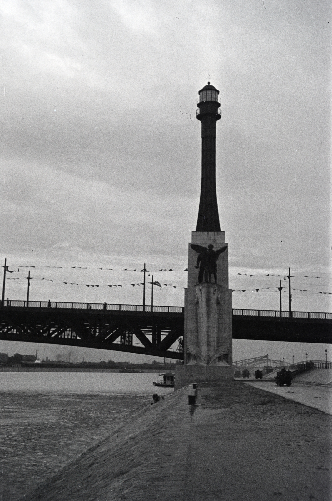 Hungary, Budapest XI., budai alsó rapkart, Petőfi (Horthy Miklós) híd, Haditengerészeti Hősi Emlékmű., 1940, Kellner Ludwig, Budapest, Fortepan #174341