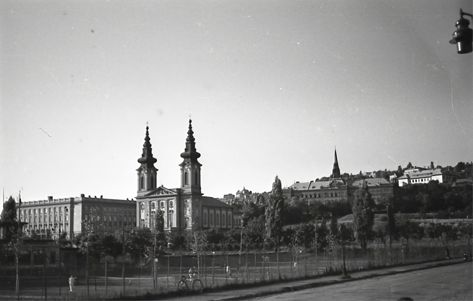 Hungary, Budapest XI., a Bartók Béla (Horthy Miklós) út felől a Villányi út (Szent Imre herceg útja) felé nézve. Előtérben jobbra a Fadrusz utca, balra a Budai Ciszterci Szent Imre Gimnázium, és a Szent Imre-templom., 1940, Kellner Ludwig, Budapest, church, Fortepan #174342