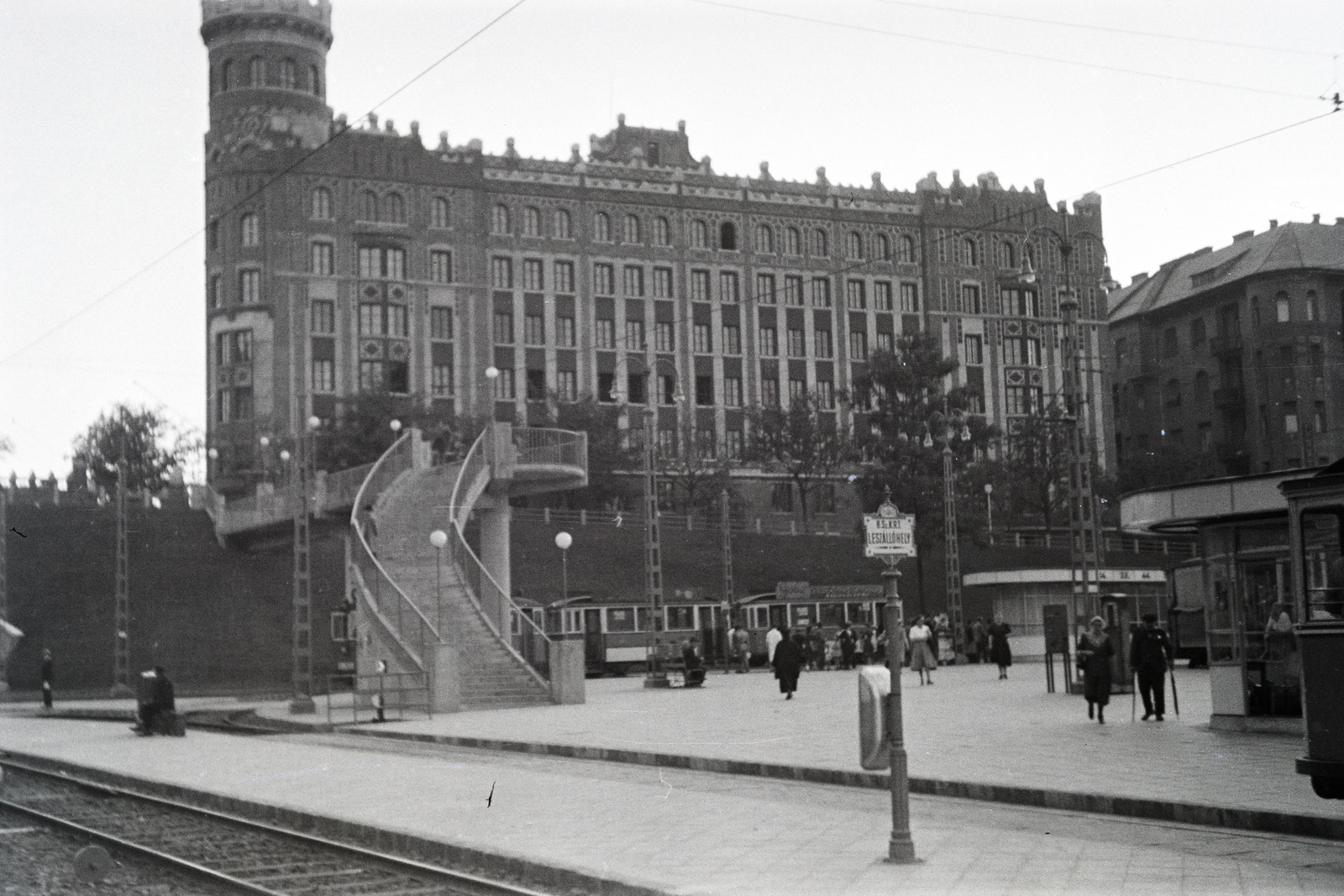 Magyarország, Budapest XII.,Budapest II., Széll Kálmán tér, szemben a Postapalota., 1941, Kellner Ludwig, villamos, villamosmegálló, szemetes, Budapest, Fortepan #174344