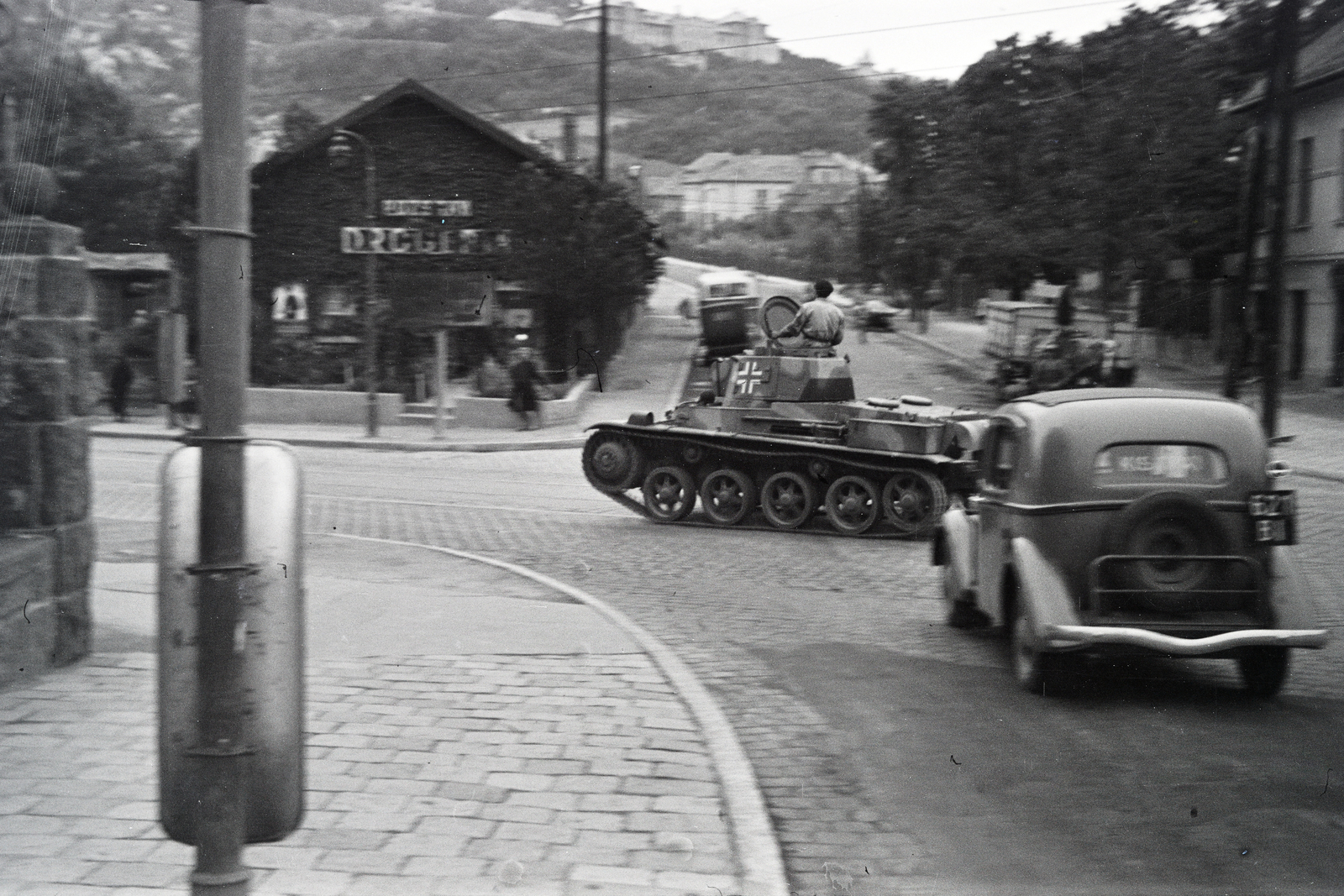 Hungary, Budapest XII.,Budapest XI., Hegyalja út a Budaörsi út - Alkotás utca találkozásánál., 1940, Kellner Ludwig, tank, trash can, combat vehicle, Fortepan #174346