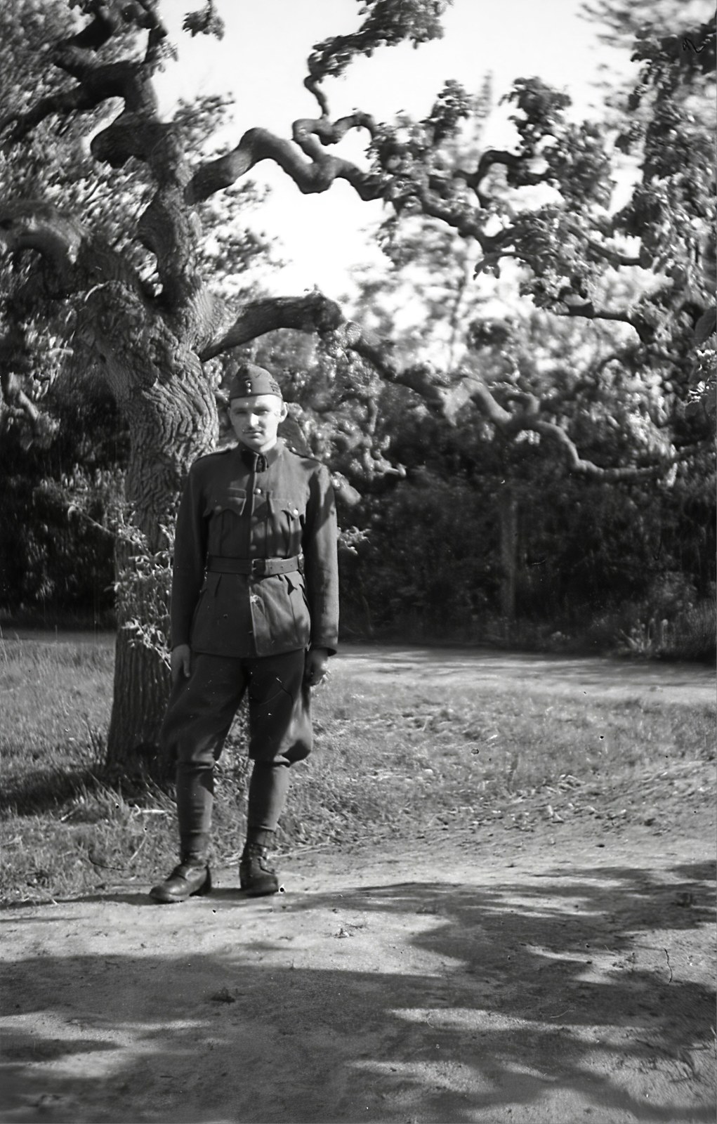 Magyarország, Kecskemét, Széktó, park a fürdő bejáratával szemben., 1940, Kellner Ludwig, katona, Fortepan #174357