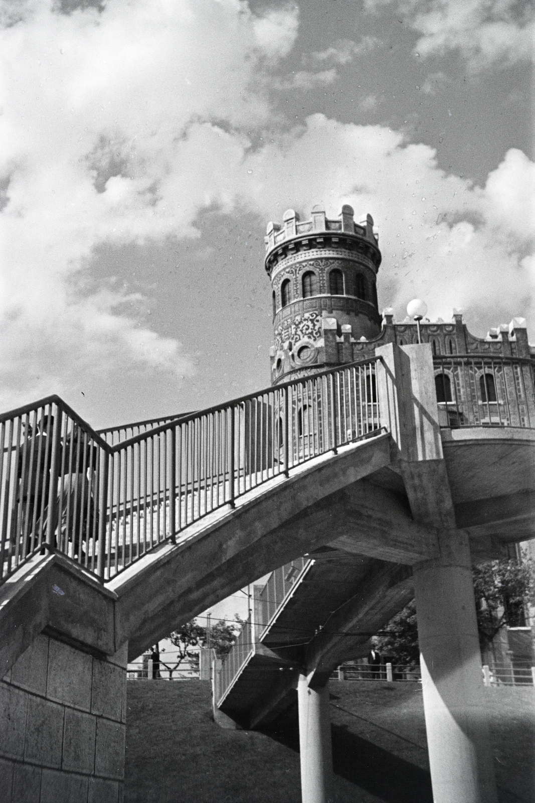 Hungary, Budapest II.,Budapest XII., Széll Kálmán tér, a Várfok utcához vezető felüljáró, háttérben a Postapalota., 1941, Kellner Ludwig, Budapest, Fortepan #174363