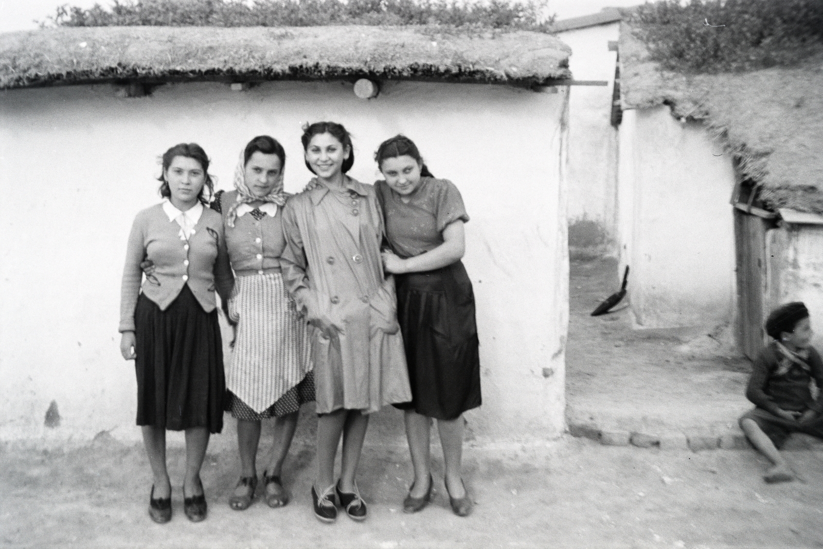 1940, Kellner Ludwig, girls, poverty, trench coat, half-smile, Fortepan #174369