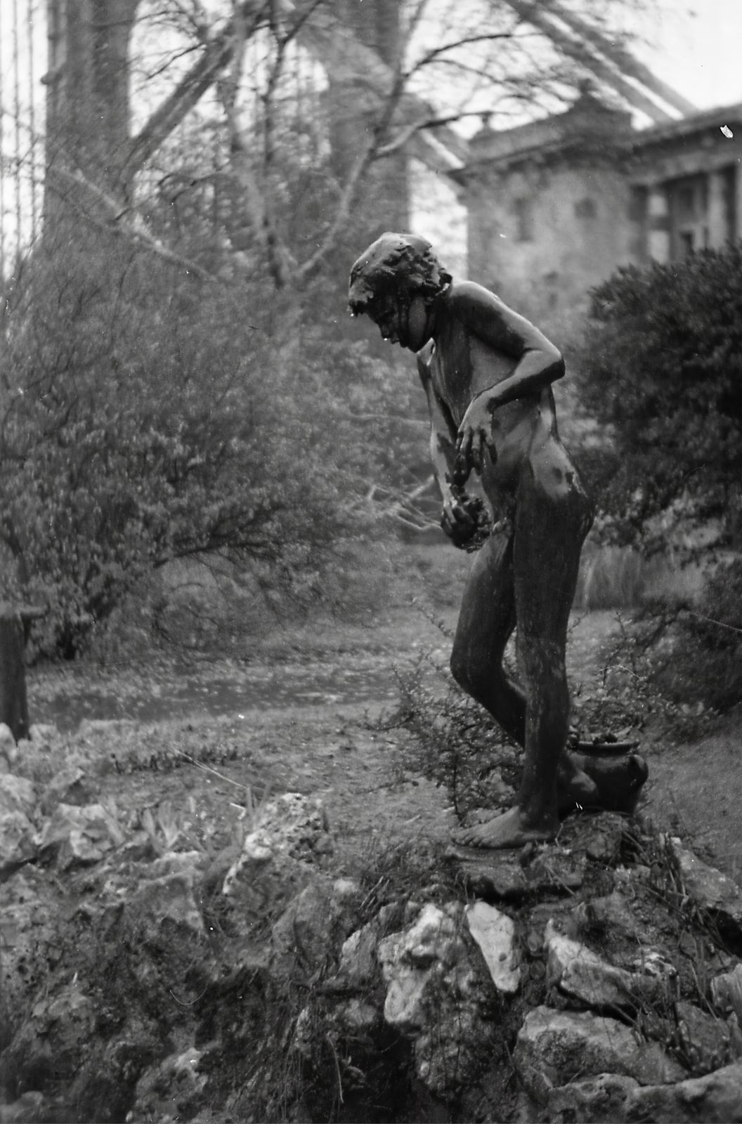 Hungary, Budapest I., Döbrentei tér, Ligeti Miklós alkotása a Rákászfiú szobra (1926) az Erzsébet híd hídfője melletti parkban., 1941, Kellner Ludwig, Budapest, Fortepan #174375