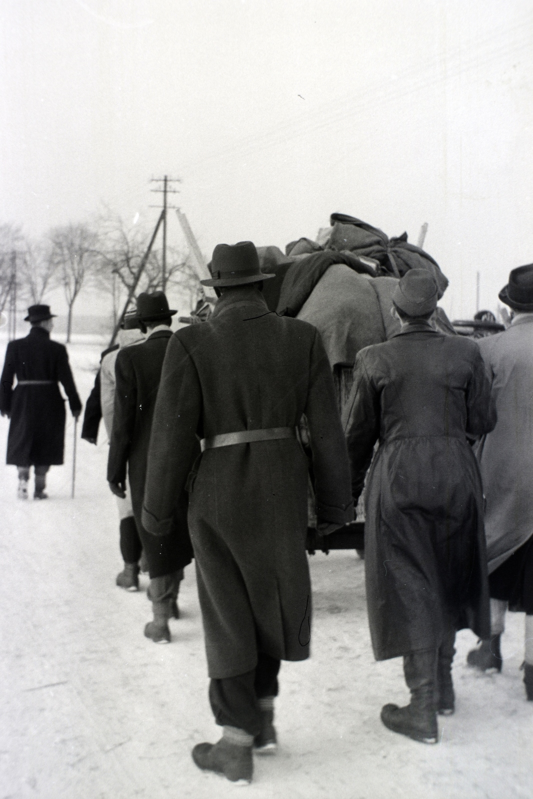 A felvétel, a Műegyetem tanárainak és diákjainak Németországba történő kitelepítésekor, 1944 - 1945 telén készült., 1944, Kuncze Magdolna, winter, snow, displacement, Fortepan #174390