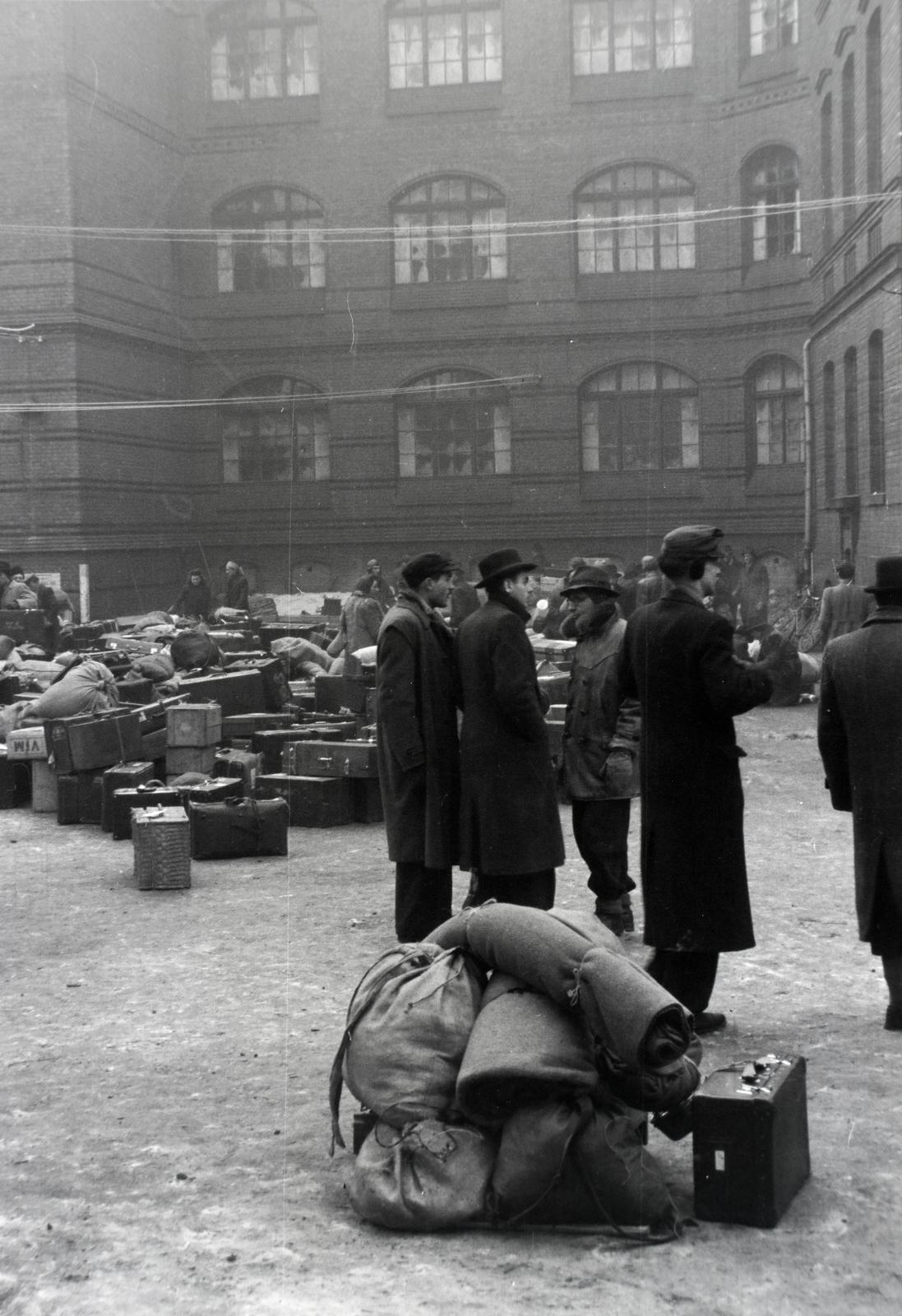 A felvétel, a Műegyetem tanárainak és diákjainak Németországba történő kitelepítésekor, 1944 - 1945 telén készült., 1944, Kuncze Magdolna, displacement, Fortepan #174396