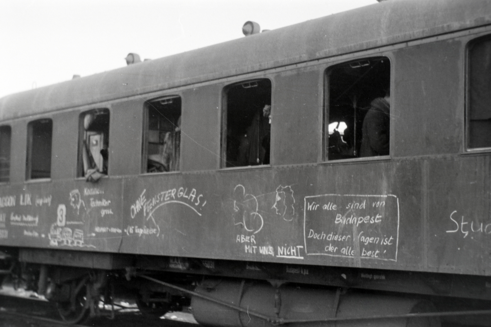 A felvétel, a Műegyetem tanárainak és diákjainak Németországba történő kitelepítésekor, 1944 - 1945 telén készült., 1944, Kuncze Magdolna, graffiti, kitelepítés, Fortepan #174403