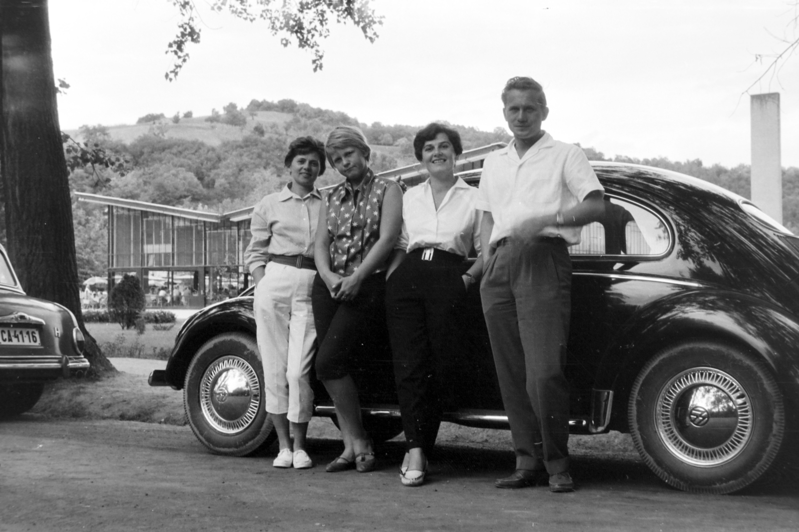 Hungary,Lake Balaton, Tihany, Motel, étterem., 1963, Ladinek Viktor, Volkswagen-brand, Volkswagen Beetle, girls'n'cars, dotted dress, tableau, Fortepan #174413