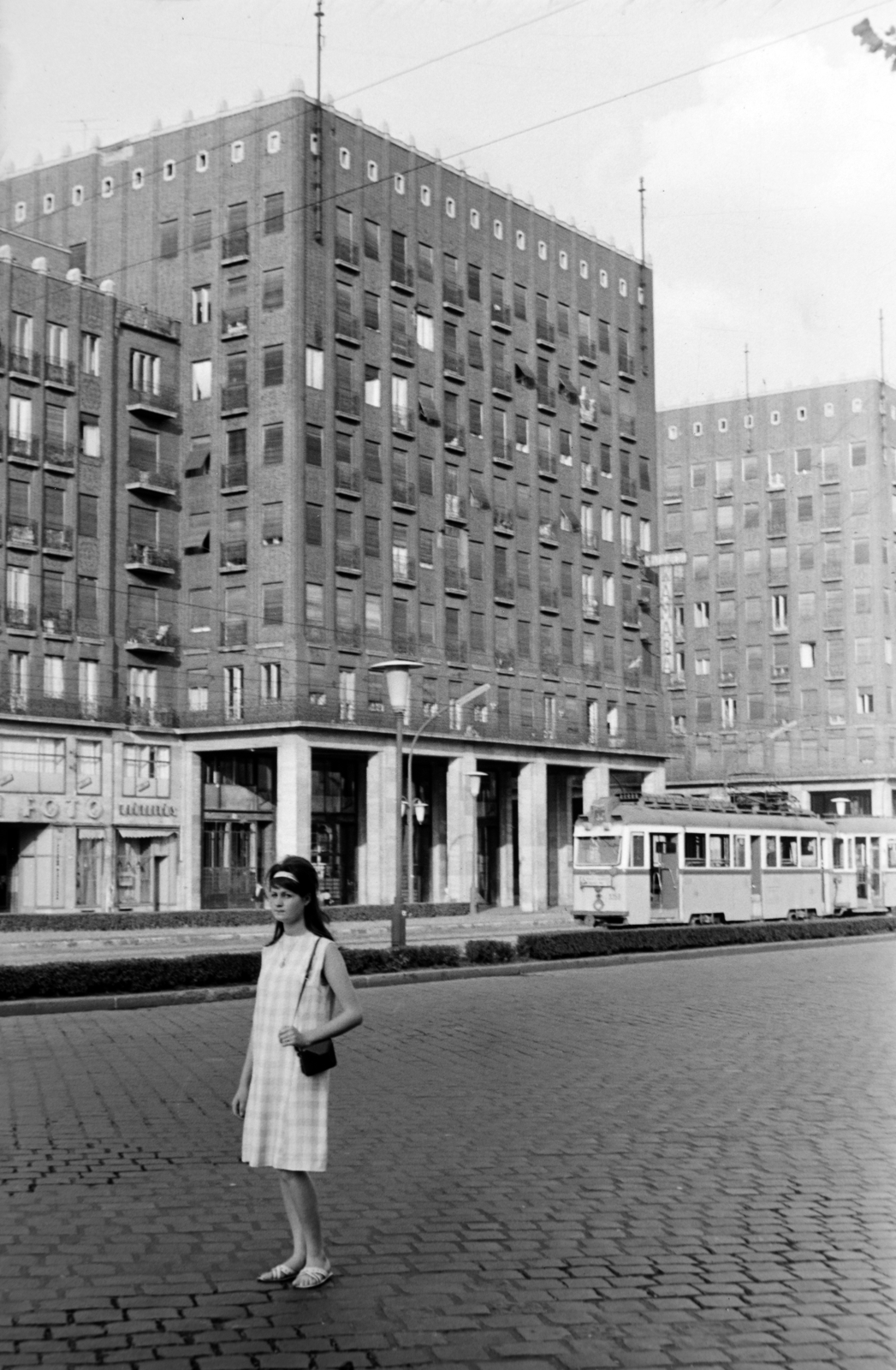 Magyarország, Budapest VII., Károly (Tanács) körút a Deák Ferenc tér felől nézve, szemben a Madách-házak., 1962, Ladinek Viktor, Budapest, válltáska, téglaburkolat, modern építészet, nyári ruha, Fortepan #174417