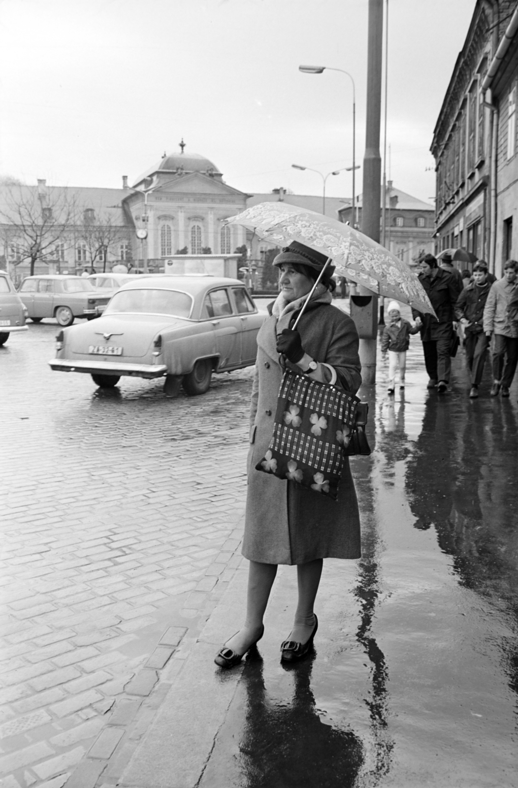Slovakia, Bratislava, Hodžovo námestie, háttérben a Grassalkovich-kastély (később Elnöki Palota)., 1968, Ladinek Viktor, bag, Fortepan #174420