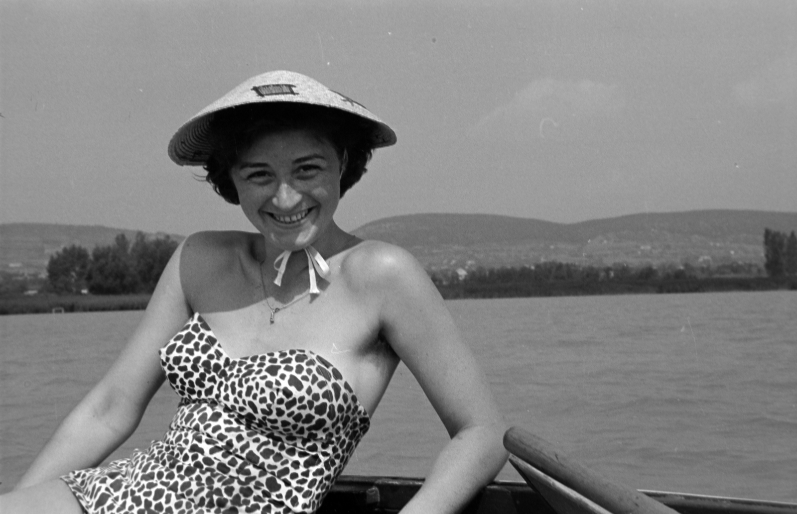 Hungary, Balatonfüred, a felvétel a tavon a strand (később Esterházy strand) közelében készült., 1960, Ladinek Viktor, lady, smile, boat, straw hat, bathing suit, Fortepan #174426