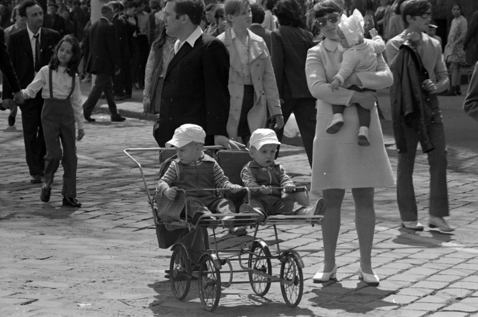 Hungary, Budapest XIV., Ötvenhatosok tere (Felvonulási tér), május 1-i felvonulás., 1971, Péterffy István, Budapest, baby carriage, Fortepan #174448