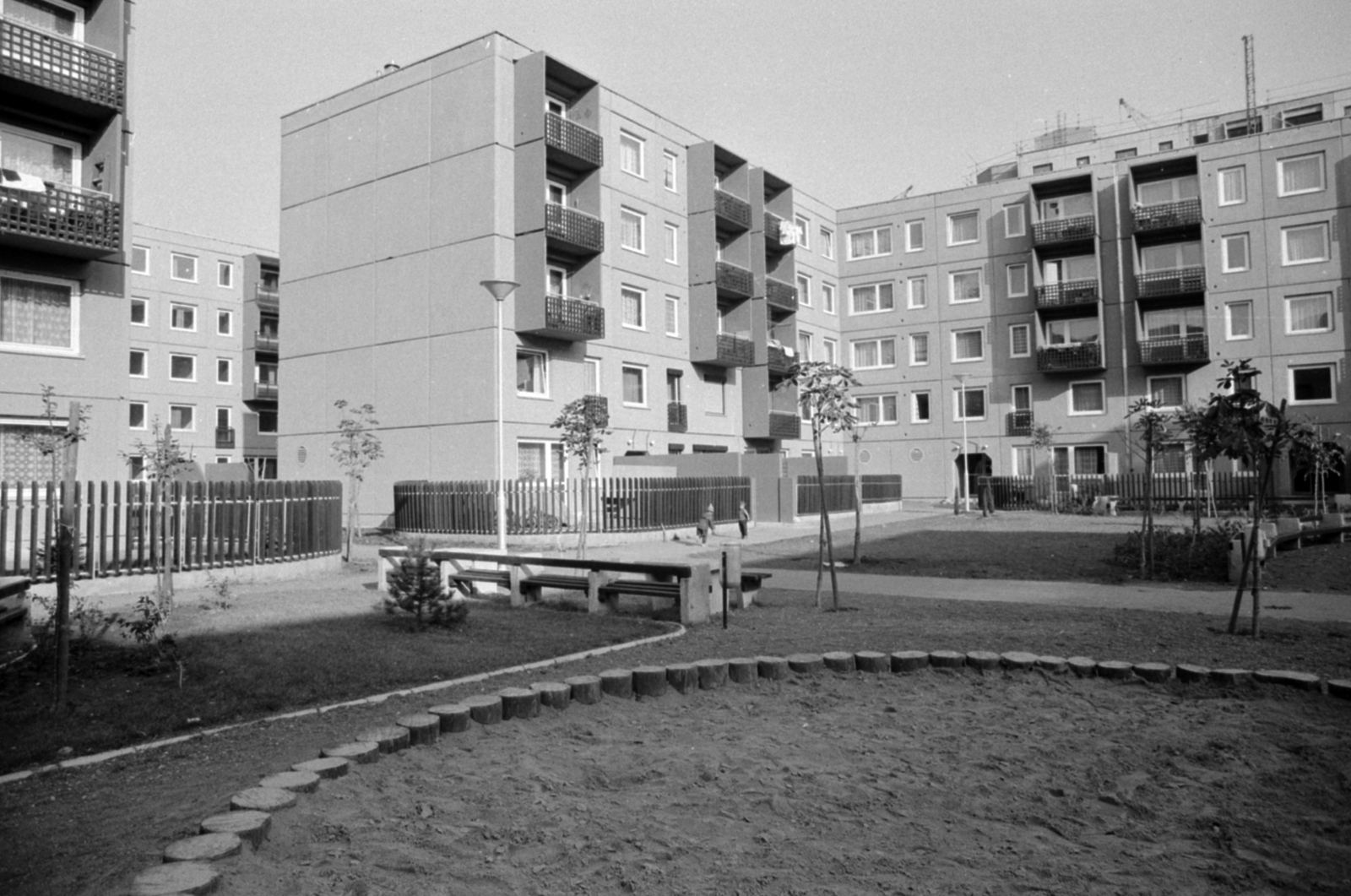 Hungary, Budapest IV., Káposztásmegyeri lakótelep, Óceánárok utca és az Intarzia utcai panelházak közötti játszótér., 1986, Péterffy István, concrete block of flats, bench, Budapest, Fortepan #174452