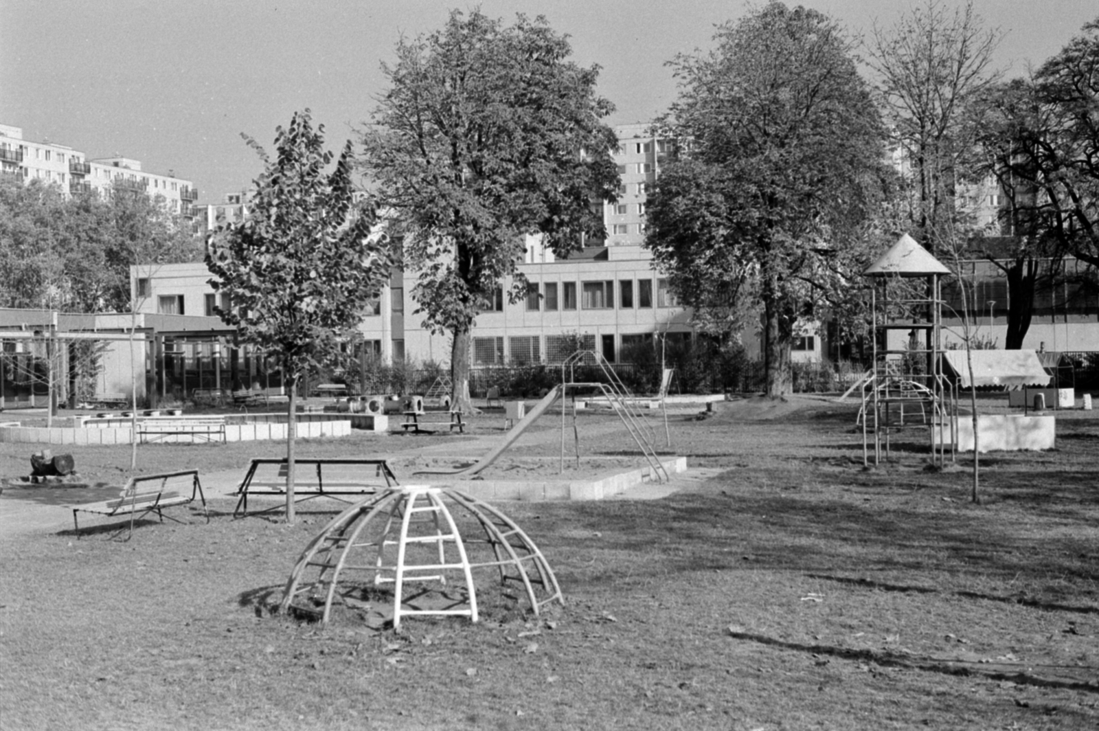 Magyarország, Budapest IV., Viola utca 11-13., óvodaudvar, háttérben az általános iskola (később Csillagberek Waldorf Általános Iskola) épülete., 1980, Péterffy István, Budapest, Fortepan #174459