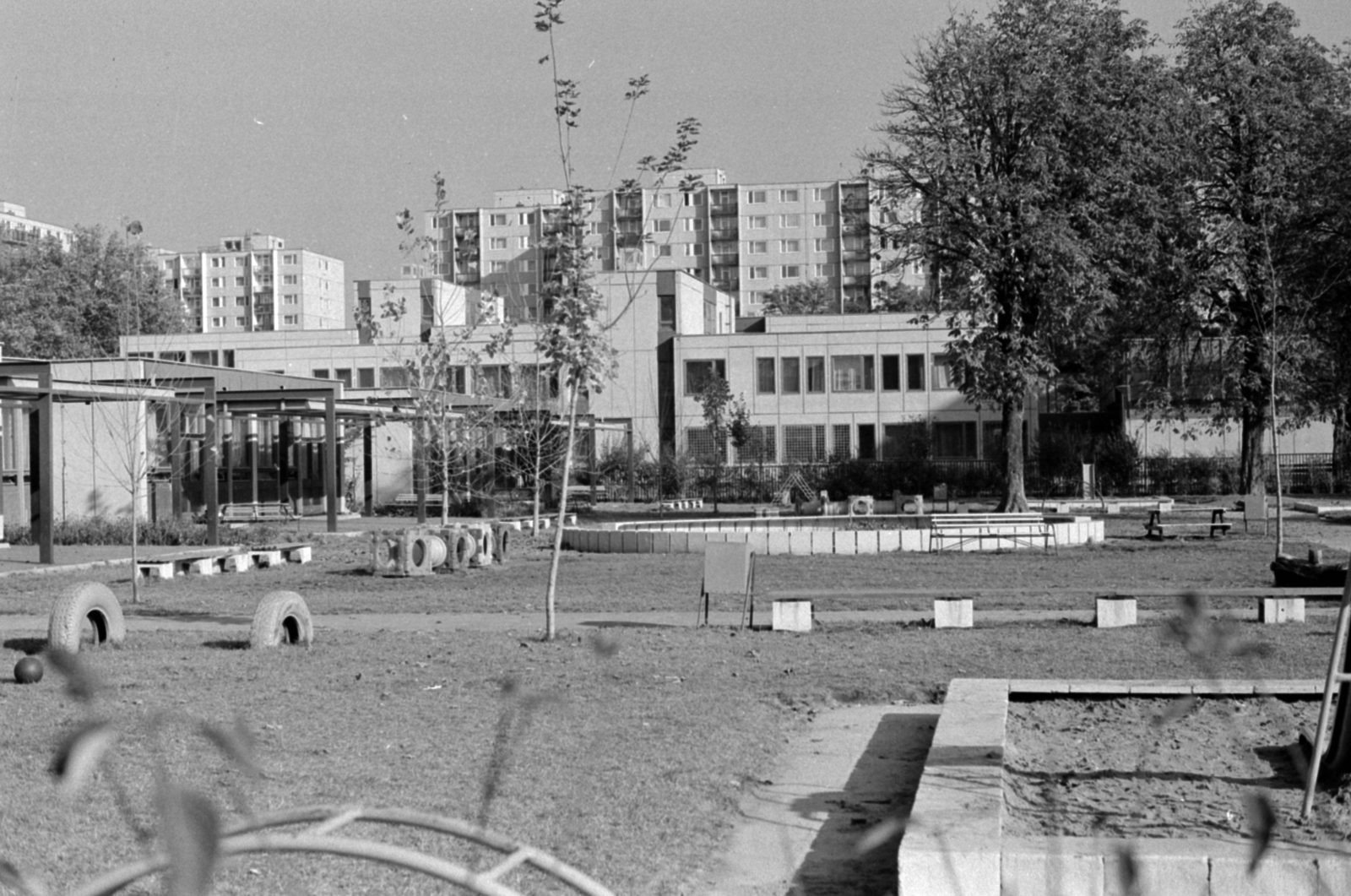 Hungary, Budapest IV., Viola utca 11-13., óvodaudvar, háttérben az általános iskola (később Csillagberek Waldorf Általános Iskola) épülete., 1980, Péterffy István, Budapest, Fortepan #174460