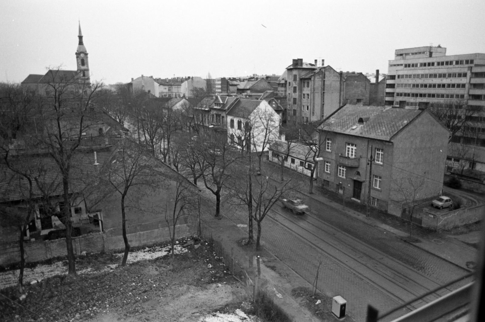 Magyarország, Budapest II., kilátás a Bécsi út 8. számú házból, balra az Újlaki templom., 1980, Péterffy István, Budapest, Fortepan #174476