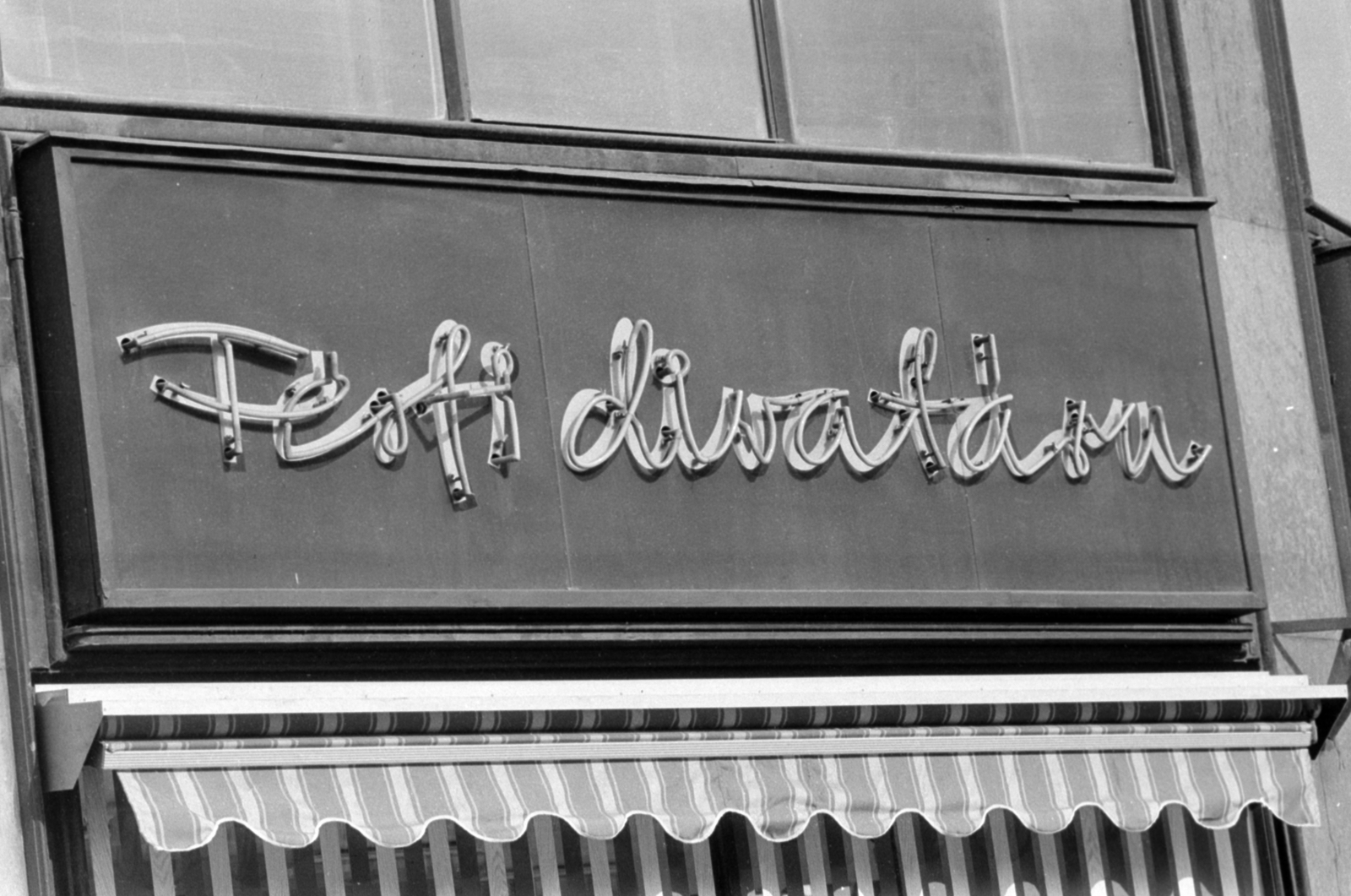 Hungary, Budapest VII., Rákóczi út 2., 1988, Péterffy István, neon sign, Budapest, Fashion store, Fortepan #174490